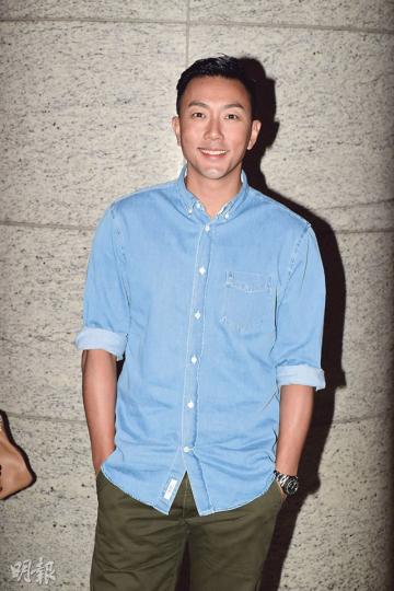 劉浩龍否認「龜縮」兩個月是公司懲罰。(攝影:梁迺楠)鄧麗欣(左)與方力申(右)向「壽星公」Paco(中)送上香吻祝賀。(攝影:梁迺楠)周焯華及太太陳慧玲分開到達,匆匆進場。(攝影:梁迺楠) 劉浩龍否認「龜縮」兩個月是公司懲罰。(攝影:梁迺楠)鄧麗欣(左)與方力申(右)向「壽星公」Paco(中)送上香吻祝賀。(攝影:梁迺楠)周焯華及太太陳慧玲分開到達,匆匆進場。(攝影:梁迺楠)