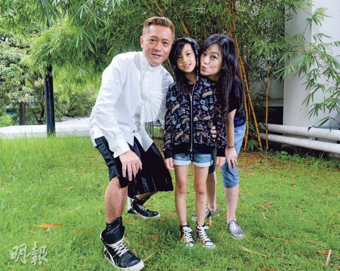 蘇志威、劉小慧:港式教育 童年「差一點 」 (劉焌陶攝)阿細、小慧和幼女靖珺一同為電視紀錄片配旁白,這是靖珺第一次參與錄音工作,毋須事先記稿便即場發揮,小慧笑言﹕「真係估佢唔到!」(劉焌陶攝)女兒果然是爸爸的小情人﹕小慧跟記者談天時,靖珺便躲在爸爸懷中撒嬌。(劉焌陶攝) 蘇志威、劉小慧:港式教育 童年「差一點 」 (劉焌陶攝)阿細、小慧和幼女靖珺一同為電視紀錄片配旁白,這是靖珺第一次參與錄音工作,毋須事先記稿便即場發揮,小慧笑言﹕「真係估佢唔到!」(劉焌陶攝)女兒果然是爸爸的小情人﹕小慧跟記者談天時,靖珺便躲在爸爸懷中撒嬌。(劉焌陶攝)
