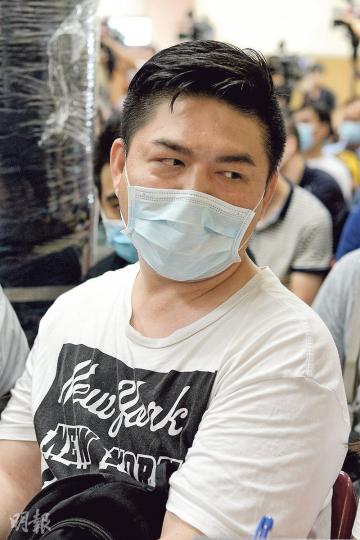在元朗門市任職營業員的黃先生認為僱主「無良」,「個個都要養家」,希望盡快取得7月薪金、代通知金及遣散費。(鍾林枝攝)在DSC將軍澳門市任職營業員的王先生表示,對現時情况好迷茫,覺得公司故意拖欠薪金。(鍾林枝攝) 在元朗門市任職營業員的黃先生認為僱主「無良」,「個個都要養家」,希望盡快取得7月薪金、代通知金及遣散費。(鍾林枝攝)在DSC將軍澳門市任職營業員的王先生表示,對現時情况好迷茫,覺得公司故意拖欠薪金。(鍾林枝攝)