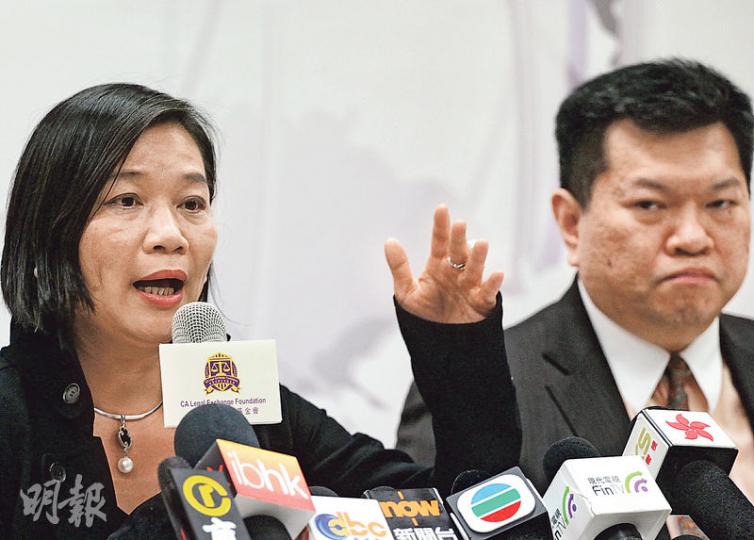 中澳法學交流基金會高級顧問、立法會議員梁美芬(左)指網民批評法官陳碧橋的言論已由「侮辱」升級至「威嚇式」,有必要檢控維持法治精神。該會執委會主席馬恩國(右)促請律政司考慮檢控示威者。(李紹昌攝) 中澳法學交流基金會高級顧問、立法會議員梁美芬(左)指網民批評法官陳碧橋的言論已由「侮辱」升級至「威嚇式」,有必要檢控維持法治精神。該會執委會主席馬恩國(右)促請律政司考慮檢控示威者。(李紹昌攝)