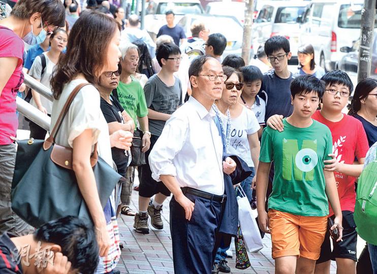 噚日11點幾,民政局前局長曾德成(中白恤衫者)被「野生捕獲」喺中環恒生銀行門口等巴士,唔知係咪坐慣政府車,等車期間佢多次細閱巴士站旁嘅路線牌,市民可能唔係太認得佢。(劉焌陶攝)曾德成(中)上咗巴士後走上上層,然後拎手巾仔出嚟抹汗,唔知其他局長知唔知道市民日日企喺條街等巴士其實都好熱?(劉焌陶攝) 噚日11點幾,民政局前局長曾德成(中白恤衫者)被「野生捕獲」喺中環恒生銀行門口等巴士,唔知係咪坐慣政府車,等車期間佢多次細閱巴士站旁嘅路線牌,市民可能唔係太認得佢。(劉焌陶攝)曾德成(中)上咗巴士後走上上層,然後拎手巾仔出嚟抹汗,唔知其他局長知唔知道市民日日企喺條街等巴士其實都好熱?(劉焌陶攝)