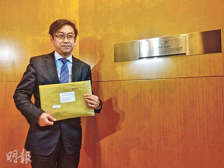 萬科置業(香港)首度伙拍信置及嘉華合資競投元朗站項目,由萬科置業(香港)業務部助理董事(地產發展)林力山代表入標。(明報記者攝) 萬科置業(香港)首度伙拍信置及嘉華合資競投元朗站項目,由萬科置業(香港)業務部助理董事(地產發展)林力山代表入標。(明報記者攝)