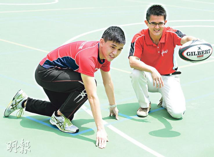教院健康與體育學系學生錢晉業(左),於修讀教院副學士時,在論文導師周志清(右)指導下,完成有關不同時間對中學生心肺耐力影響的論文,發現中午的最大攝氧量較佳,是最好的運動時分。該論文被刊於一份亞洲的運動醫學期刊Asian Journal of Sports Medicine。(劉焌陶攝) 教院健康與體育學系學生錢晉業(左),於修讀教院副學士時,在論文導師周志清(右)指導下,完成有關不同時間對中學生心肺耐力影響的論文,發現中午的最大攝氧量較佳,是最好的運動時分。該論文被刊於一份亞洲的運動醫學期刊Asian Journal of Sports Medicine。(劉焌陶攝)