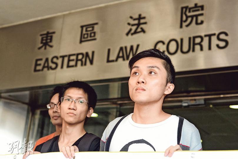 案發時為街工義工的被告楊皓然(右),昨與10多名街工代表在法院外示威,抗議警察打壓。(鍾林枝攝) 案發時為街工義工的被告楊皓然(右),昨與10多名街工代表在法院外示威,抗議警察打壓。(鍾林枝攝)