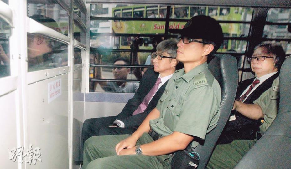 一頭白髮的郭炳江(後)及陳鉅源(前),昨由囚車押送往高院出席上訴指示聆訊,二人未有如許仕仁般申請豁免出庭。(李澤彤攝)許仕仁貪污案各被告上訴,郭炳江、陳鉅源及關雄生(圖)昨被押上法庭,聽取法庭指示。關雄生自去年12月被判監後再次露面,仍然保持一頭黑髮。(李澤彤攝) 一頭白髮的郭炳江(後)及陳鉅源(前),昨由囚車押送往高院出席上訴指示聆訊,二人未有如許仕仁般申請豁免出庭。(李澤彤攝)許仕仁貪污案各被告上訴,郭炳江、陳鉅源及關雄生(圖)昨被押上法庭,聽取法庭指示。關雄生自去年12月被判監後再次露面,仍然保持一頭黑髮。(李澤彤攝)