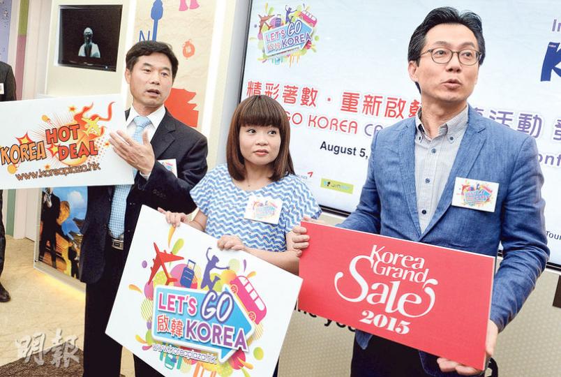 韓國觀光公社昨公布機票、住宿及購物優惠,冀吸引港人「重新啟韓」。圖為韓國駐港總領事館文化領事俞炳采(右)、韓國觀光公社香港支社長李洙澤(左)及擔任發布會嘉賓的旅遊節目主持阮小儀(中)。(劉焌陶攝) 韓國觀光公社昨公布機票、住宿及購物優惠,冀吸引港人「重新啟韓」。圖為韓國駐港總領事館文化領事俞炳采(右)、韓國觀光公社香港支社長李洙澤(左)及擔任發布會嘉賓的旅遊節目主持阮小儀(中)。(劉焌陶攝)