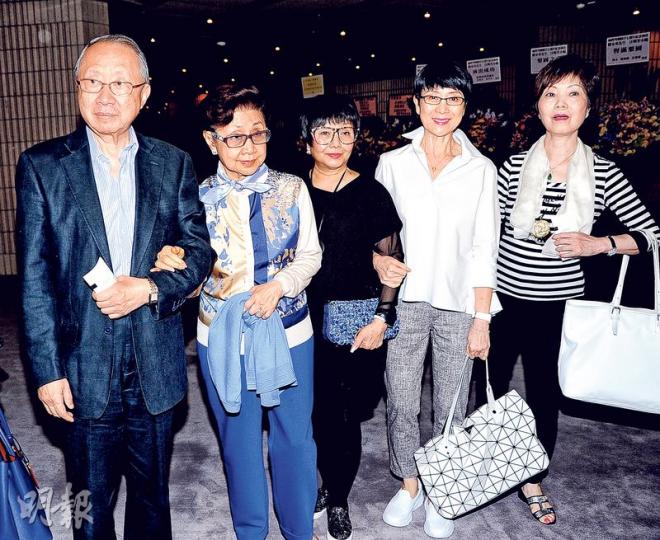仙姐(左二)心情沉重不肯接受訪問,徒弟梅雪詩(右三)、陳寶珠(右二)與友人伴着她。(攝影﹕娛樂組) 仙姐(左二)心情沉重不肯接受訪問,徒弟梅雪詩(右三)、陳寶珠(右二)與友人伴着她。(攝影﹕娛樂組)