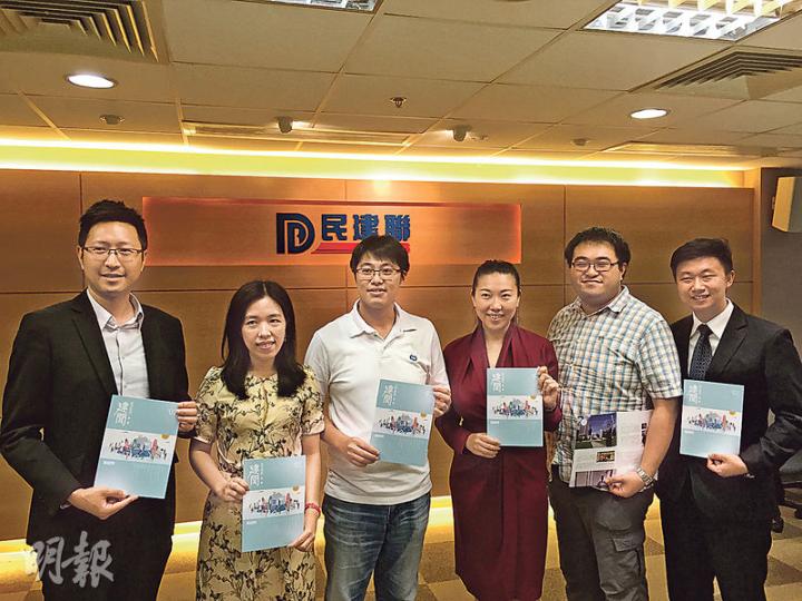 青年民建聯主席顏汶羽(左三)噚日帶埋青民新班子見傳媒,講吓青民嚟緊大計,好似會搞名人飯局,又成立咗義工隊、辯論隊等,希望為青民嚟個大變身,佢都笑住話做咗青民主席真係忙咗好多。(何曉勤攝) 青年民建聯主席顏汶羽(左三)噚日帶埋青民新班子見傳媒,講吓青民嚟緊大計,好似會搞名人飯局,又成立咗義工隊、辯論隊等,希望為青民嚟個大變身,佢都笑住話做咗青民主席真係忙咗好多。(何曉勤攝)