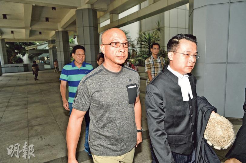 6名退休消防員及救護員不滿被令撤離宿舍及不獲分配公屋,提出司法覆核,圖為其中兩名申請人(左一、後右)及代表他們的大律師伍樂恒(右一)。(蘇智鑫攝) 6名退休消防員及救護員不滿被令撤離宿舍及不獲分配公屋,提出司法覆核,圖為其中兩名申請人(左一、後右)及代表他們的大律師伍樂恒(右一)。(蘇智鑫攝)