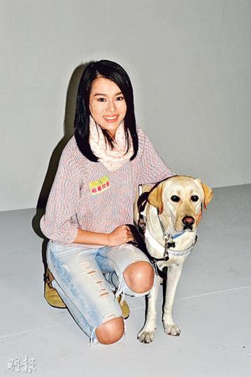 胡杏兒昨日與導盲犬為新劇拍宣傳片。(攝影/記者﹕陳釗) 胡杏兒昨日與導盲犬為新劇拍宣傳片。(攝影/記者﹕陳釗)