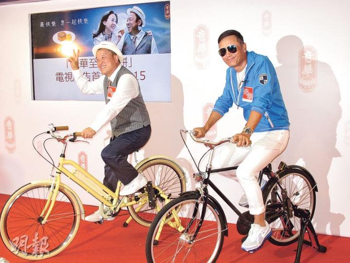 曾志偉(左)與苗僑偉(右)以限時踏單車方式籌募月餅。(攝影/記者:葉靜文) 曾志偉(左)與苗僑偉(右)以限時踏單車方式籌募月餅。(攝影/記者:葉靜文)