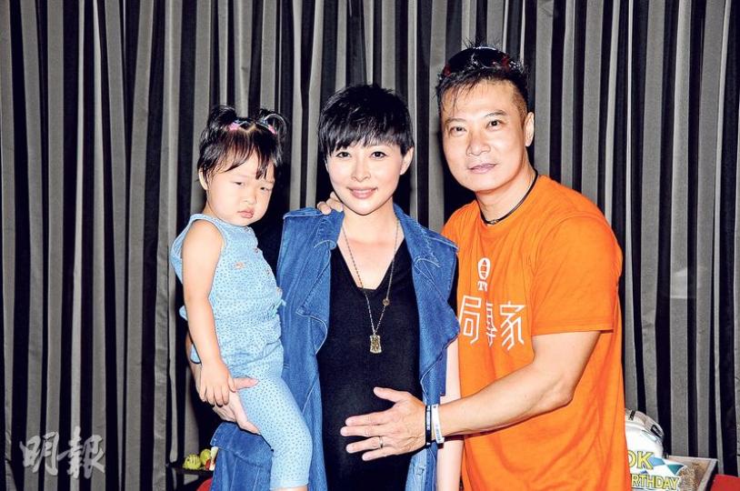 大肚湯盈盈昨偕女兒Alyssa到拍攝現場為老公錢嘉樂慶生。(攝影﹕鍾偉茵)嘉樂兩度向妻女獻吻。(攝影﹕鍾偉茵)洪天明拉朱千雪落水,齊濕身盡興。 (攝影﹕鍾偉茵)朱晨麗穿T恤、短褲遮身材。(攝影﹕鍾偉茵) 大肚湯盈盈昨偕女兒Alyssa到拍攝現場為老公錢嘉樂慶生。(攝影﹕鍾偉茵)嘉樂兩度向妻女獻吻。(攝影﹕鍾偉茵)洪天明拉朱千雪落水,齊濕身盡興。 (攝影﹕鍾偉茵)朱晨麗穿T恤、短褲遮身材。(攝影﹕鍾偉茵)