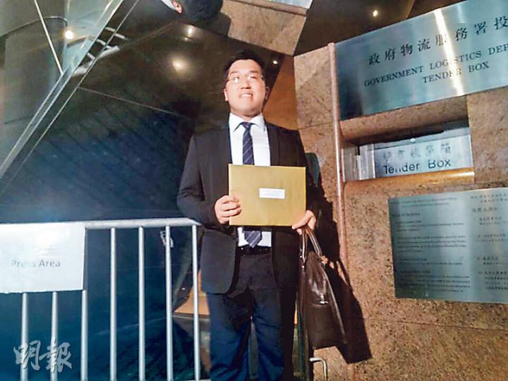 元朗牛潭尾地皮收4份標書,其中信置以獨資身分入標競投;圖為信置代表。(劉詠怡攝) 元朗牛潭尾地皮收4份標書,其中信置以獨資身分入標競投;圖為信置代表。(劉詠怡攝)