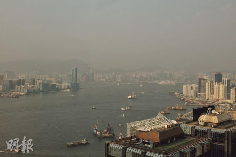 受強颱風「蘇迪羅」外圍下沉的氣流影響,懸浮粒子吹不散,本港海面呈一片灰濛,全港15個空氣監站中,14個站在昨午4及5時錄得「爆表」的「10+」嚴重水平,打破歷來紀錄。(李紹昌攝) 受強颱風「蘇迪羅」外圍下沉的氣流影響,懸浮粒子吹不散,本港海面呈一片灰濛,全港15個空氣監站中,14個站在昨午4及5時錄得「爆表」的「10+」嚴重水平,打破歷來紀錄。(李紹昌攝)
