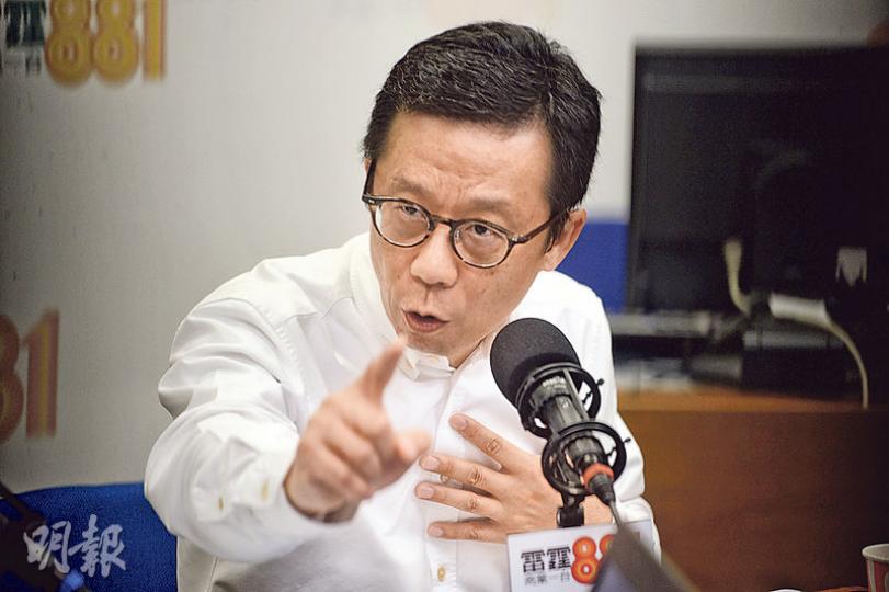 王維基期望廣播處長「腰骨硬淨」,因這職位不易做,但他相信梁家榮久經風浪,可與港台員工磨合,做好工作。(劉焌陶攝) 工會主席蔡玉玲形容與梁家榮會面的氣氛輕鬆、坦誠,認為梁與港台員工有共同願景,亦有誠意與員工共同面對挑戰。她希望梁家榮秉持傳媒人風骨,為員工抵禦政治壓力。(袁樂婷攝) 王維基期望廣播處長「腰骨硬淨」,因這職位不易做,但他相信梁家榮久經風浪,可與港台員工磨合,做好工作。(劉焌陶攝) 工會主席蔡玉玲形容與梁家榮會面的氣氛輕鬆、坦誠,認為梁與港台員工有共同願景,亦有誠意與員工共同面對挑戰。她希望梁家榮秉持傳媒人風骨,為員工抵禦政治壓力。(袁樂婷攝)