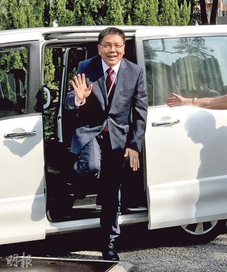資深傳媒人梁家榮昨乘私家車到達港台,甫下車即被大批傳媒包圍。由過往採訪變成今天受訪,梁表現略顯緊張。(李紹昌攝) 資深傳媒人梁家榮昨乘私家車到達港台,甫下車即被大批傳媒包圍。由過往採訪變成今天受訪,梁表現略顯緊張。(李紹昌攝)