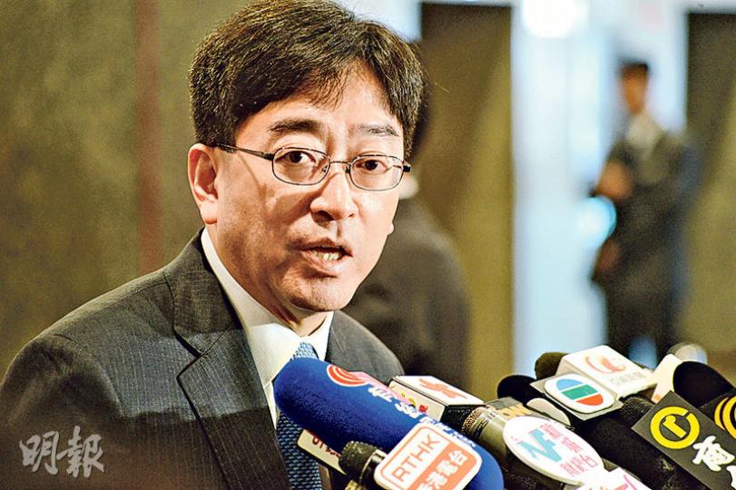 食物及衛生局長高永文曾表示有原因懷疑生產過程受污染,要禁止洪瑞珍三文治入口;昨日則指由生產至入口過程整個供應鏈,以至消費者購買了有關產品後,均有可能受污染,造成食物中毒。(黃志東攝) 食物及衛生局長高永文曾表示有原因懷疑生產過程受污染,要禁止洪瑞珍三文治入口;昨日則指由生產至入口過程整個供應鏈,以至消費者購買了有關產品後,均有可能受污染,造成食物中毒。(黃志東攝)