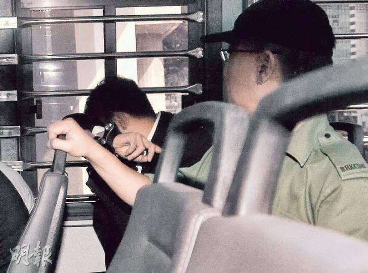 次被告黃志華(左)自辯時供稱,被拘留時曾有內地公安對他說:「中央政府好重視呢件案件,呢單傷人案一定要有人認㗎喇。」(鍾林枝攝) 次被告黃志華(左)自辯時供稱,被拘留時曾有內地公安對他說:「中央政府好重視呢件案件,呢單傷人案一定要有人認㗎喇。」(鍾林枝攝)