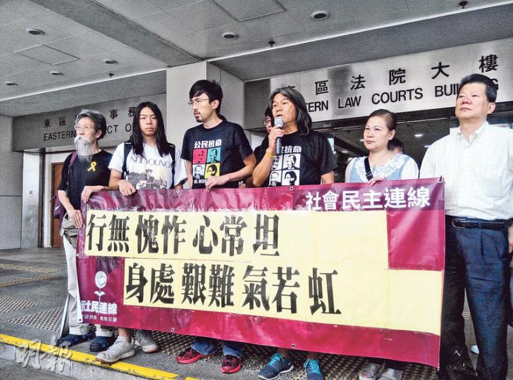 梁國雄(右三)稱律政司做法不公道,本案無甚公眾利益,卻為針對反對派而覆核結果;退休警司朱經緯涉打市民,卻遲遲未檢控。(何偉畧攝) 梁國雄(右三)稱律政司做法不公道,本案無甚公眾利益,卻為針對反對派而覆核結果;退休警司朱經緯涉打市民,卻遲遲未檢控。(何偉畧攝)