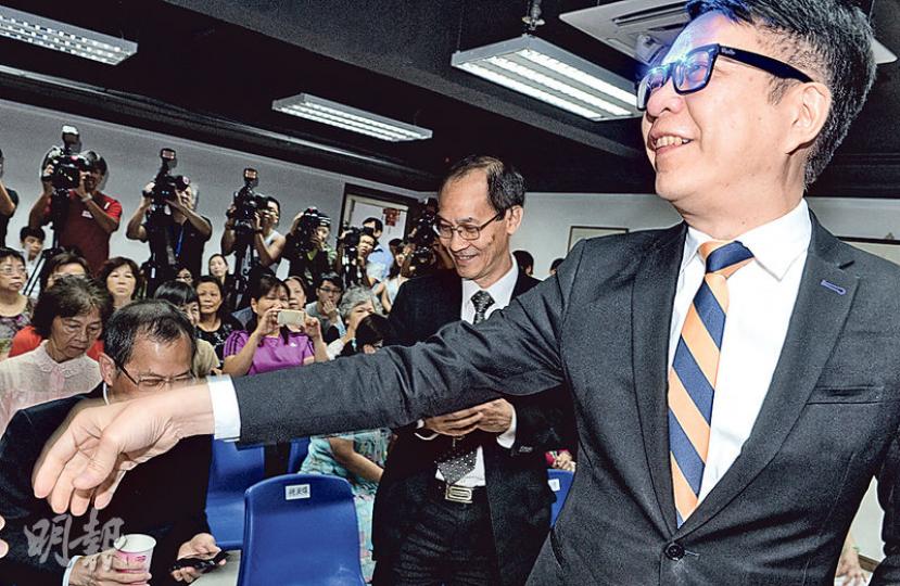 亞視執行董事葉家寶(前)昨出席活動時表示,與新投資者的買賣手續仍未完成,不過雙方已簽補充協議,投資者在昨日注資,公司得以在昨日法定支薪最後限期發薪。(劉焌陶攝) 亞視執行董事葉家寶(前)昨出席活動時表示,與新投資者的買賣手續仍未完成,不過雙方已簽補充協議,投資者在昨日注資,公司得以在昨日法定支薪最後限期發薪。(劉焌陶攝)