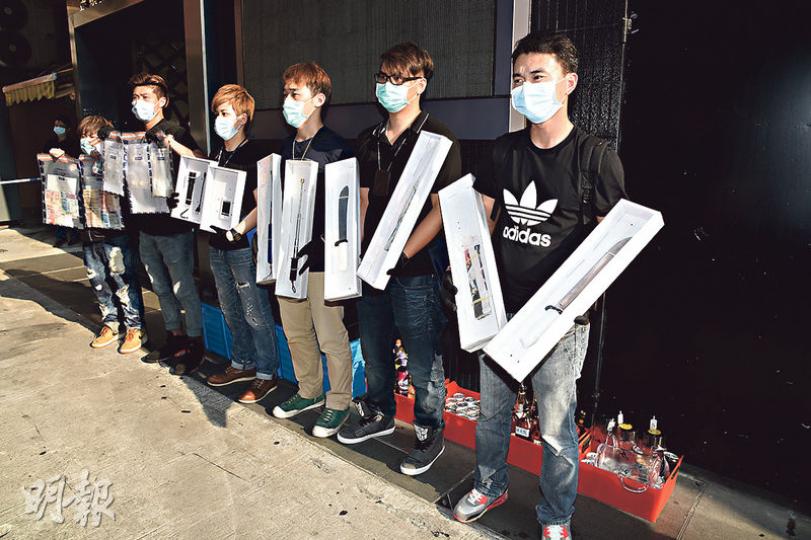 警方在旺角破獲無牌酒吧,檢獲武器、毒品及酒類飲品,拘捕9名男女帶署。(蔡方山攝) 警方在旺角破獲無牌酒吧,檢獲武器、毒品及酒類飲品,拘捕9名男女帶署。(蔡方山攝)