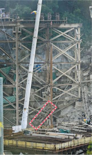 司徒拔道工業意外中,斜坡上一個工作台倒塌,兩名工人隨工作台墮下15米,一死一傷。事後工作台擱在斜坡底部(紅框示),相關人員在場調查。(樊銳昌攝) 司徒拔道工業意外中,斜坡上一個工作台倒塌,兩名工人隨工作台墮下15米,一死一傷。事後工作台擱在斜坡底部(紅框示),相關人員在場調查。(樊銳昌攝)