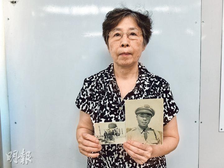 駝峰航線飛行報務員林汝良的女兒林平在香港接受訪問,手持亡父相片。(楊立贇攝) 駝峰航線飛行報務員林汝良的女兒林平在香港接受訪問,手持亡父相片。(楊立贇攝)