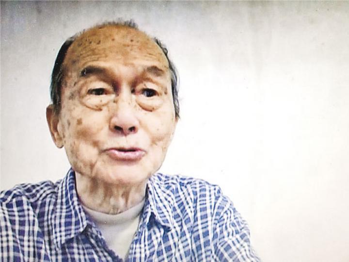2006年,時年89歲的廖譚清生前錄下一段影像資料,敘述自己的抗戰經歷。(楊立贇翻攝)機師廖譚清當年所在的中美混合聯隊14航空隊3大隊32中隊的徽章。(楊立贇攝)廖譚清的女兒廖韻琴、兒子廖本立姊弟於香港接受訪問。(楊立贇攝) 2006年,時年89歲的廖譚清生前錄下一段影像資料,敘述自己的抗戰經歷。(楊立贇翻攝)機師廖譚清當年所在的中美混合聯隊14航空隊3大隊32中隊的徽章。(楊立贇攝)廖譚清的女兒廖韻琴、兒子廖本立姊弟於香港接受訪問。(楊立贇攝)