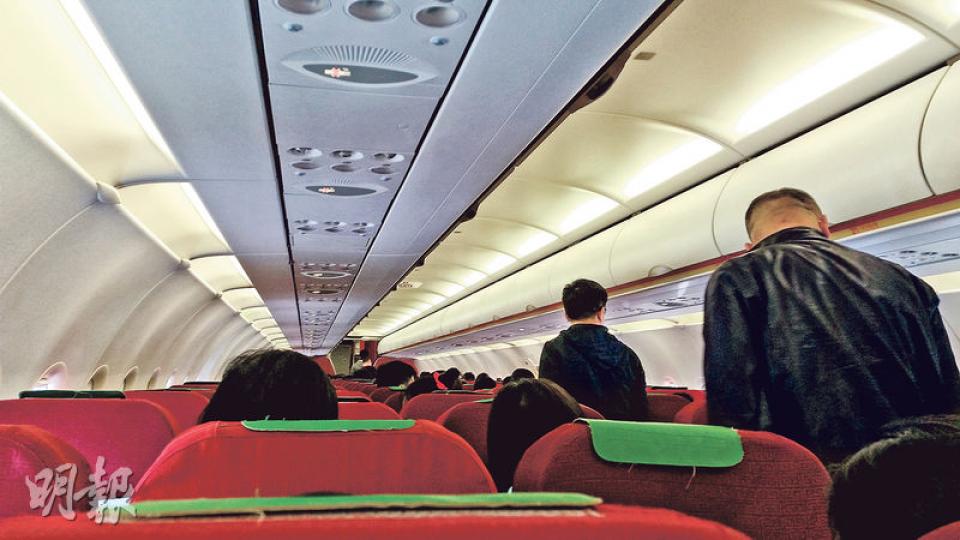香港快運航機昨日兩度試降落台中,其間機艙不斷震盪,乘客感到急衝向下而大聲驚呼,最終航班需折返香港。圖為機內情况。(明報記者攝) 香港快運航機昨日兩度試降落台中,其間機艙不斷震盪,乘客感到急衝向下而大聲驚呼,最終航班需折返香港。圖為機內情况。(明報記者攝)