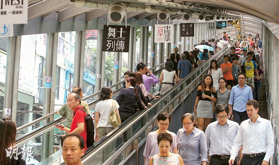 已運作22年的中環至半山扶手電梯系統橫跨13條道路,全長約800米,每日有8.5萬人次使用。政府考慮到故障率、維修時間及費用日增,決定由2017至2023年分階段全面更換。(李紹昌攝)中環至半山扶手電梯系統,每台梯每周會進行一次例行檢查,每次需暫停服務45分鐘至1.5小時不等。(李紹昌攝) 已運作22年的中環至半山扶手電梯系統橫跨13條道路,全長約800米,每日有8.5萬人次使用。政府考慮到故障率、維修時間及費用日增,決定由2017至2023年分階段全面更換。(李紹昌攝)中環至半山扶手電梯系統,每台梯每周會進行一次例行檢查,每次需暫停服務45分鐘至1.5小時不等。(李紹昌攝)