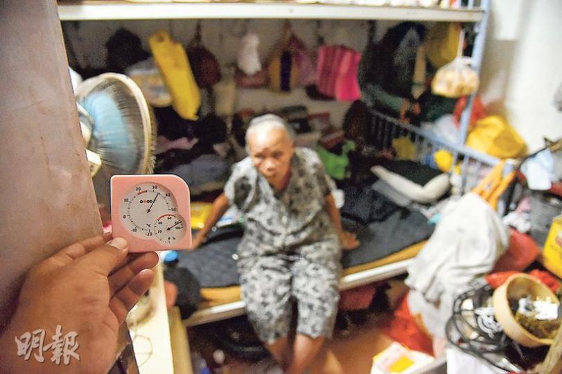 83歲的李婆婆獨居於大角嘴沒窗的劏房,靠綜援生活,房內雖有兩部風扇,但為省電都沒開,昨午約5時其劏房氣溫仍高達35℃。(林智傑攝) 83歲的李婆婆獨居於大角嘴沒窗的劏房,靠綜援生活,房內雖有兩部風扇,但為省電都沒開,昨午約5時其劏房氣溫仍高達35℃。(林智傑攝)