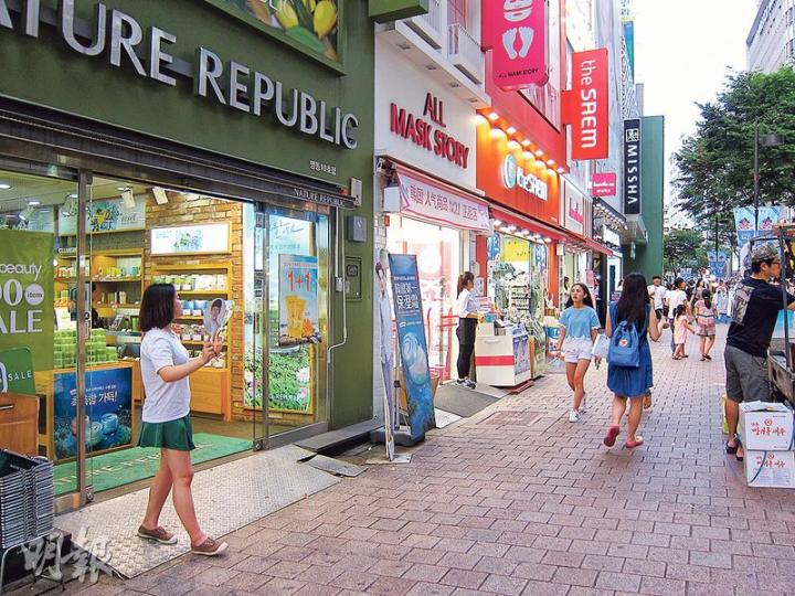 自8月初起,首爾明洞街頭的旅客人流明顯回復,但部分商舖仍然淡靜,如圖中的明洞街頭有至少6間化妝品店,但記者視察約5至10分鐘均乏人問津,店員只好在門外努力招客。(錢瑋琪攝)7月底港府對韓「解禁」前,記者曾到首爾東大門的數個大型商場觀察,發現場內近乎「杳無人煙」,零星的顧客也以當地人居多。(錢瑋琪攝)港府8月1日取消對韓國的紅色外遊警示,記者3日傍晚到首爾購物熱點明洞觀察,發現人流明顯較上月底多,亦見內地及香港旅客的身影,但還未有回復至疫情前的擠擁。(錢瑋琪攝)韓國旅行社協會長梁武承(圖)說,韓國 自8月初起,首爾明洞街頭的旅客人流明顯回復,但部分商舖仍然淡靜,如圖中的明洞街頭有至少6間化妝品店,但記者視察約5至10分鐘均乏人問津,店員只好在門外努力招客。(錢瑋琪攝)7月底港府對韓「解禁」前,記者曾到首爾東大門的數個大型商場觀察,發現場內近乎「杳無人煙」,零星的顧客也以當地人居多。(錢瑋琪攝)港府8月1日取消對韓國的紅色外遊警示,記者3日傍晚到首爾購物熱點明洞觀察,發現人流明顯較上月底多,亦見內地及香港旅客的身影,但還未有回復至疫情前的擠擁。(錢瑋琪攝)韓國旅行社協會長梁武承(圖)說,韓國