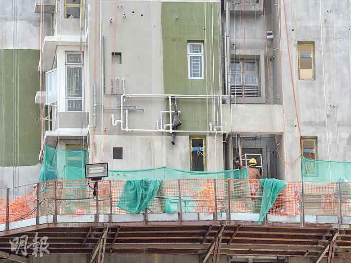 房署昨證實安達臣道公屋安達邨因發現水喉接駁位含鉛,承建商有利建築自行決定拆喉重裝,昨有工人在該地盤進行工程。(鍾林枝攝) 房署昨證實安達臣道公屋安達邨因發現水喉接駁位含鉛,承建商有利建築自行決定拆喉重裝,昨有工人在該地盤進行工程。(鍾林枝攝)