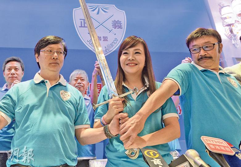 「正義聯盟」昨日舉行建黨儀式,召集人李偲嫣(中)在內部選舉中當選黨主席,兩名黨副主席為蔡克健(左)及岑浩賓(右)。(鍾林枝攝) 「正義聯盟」昨日舉行建黨儀式,召集人李偲嫣(中)在內部選舉中當選黨主席,兩名黨副主席為蔡克健(左)及岑浩賓(右)。(鍾林枝攝)