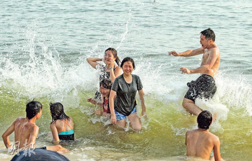 本港昨日錄得最高市區氣溫36.3℃,連破三項紀錄,包括今年最熱單日紀錄、歷來最熱一天以及最熱立秋。淺水灣滿是泳客,不少人一家大細同來消暑。(林俊源攝)昨日天氣酷熱,一天內打破了3個高溫紀錄,除了最熱立秋、今年最熱一天,亦是本港有紀錄以來最熱一天。淺水灣在昨午4時錄得36℃,不少人到沙灘游泳消暑。(林俊源攝) 本港昨日錄得最高市區氣溫36.3℃,連破三項紀錄,包括今年最熱單日紀錄、歷來最熱一天以及最熱立秋。淺水灣滿是泳客,不少人一家大細同來消暑。(林俊源攝)昨日天氣酷熱,一天內打破了3個高溫紀錄,除了最熱立秋、今年最熱一天,亦是本港有紀錄以來最熱一天。淺水灣在昨午4時錄得36℃,不少人到沙灘游泳消暑。(林俊源攝)