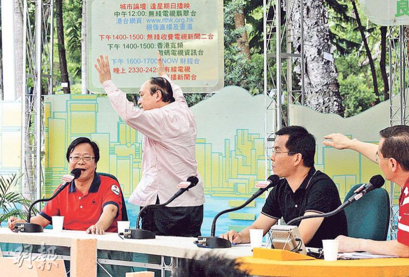嘉賓走人(蘇智鑫攝)枱上示威(蘇智鑫攝)幾十人圍枱(蘇智鑫攝) 嘉賓走人(蘇智鑫攝)枱上示威(蘇智鑫攝)幾十人圍枱(蘇智鑫攝)