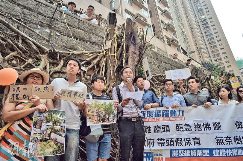 環保觸覺等團體昨午於西區半山般咸道旁擋土牆集會,於上周五被斬去的古樹「遺骸」掛上氣球及心意卡,表達對古樹的懷念。環保觸覺對政府斬樹決定深表遺憾,有參與者慨嘆古樹「死得冤枉」。(蘇智鑫攝)樹木專家小組成員、港大教授詹志勇表示,石牆最明顯裂痕只是石頭間天然裂縫上的水泥脫落造成,該裂縫在3號樹背後,而3號樹在上月2號樹倒塌當天已斬,質疑再斬其他樹是否合理。(鄧力行攝)政府上周五以般咸道石牆裂縫增加、有即時危險為由,鋸除餘下4棵石牆細葉榕,百年石牆上空餘古樹「遺骸」。(蘇智鑫攝) 環保觸覺等團體昨午於西區半山般咸道旁擋土牆集會,於上周五被斬去的古樹「遺骸」掛上氣球及心意卡,表達對古樹的懷念。環保觸覺對政府斬樹決定深表遺憾,有參與者慨嘆古樹「死得冤枉」。(蘇智鑫攝)樹木專家小組成員、港大教授詹志勇表示,石牆最明顯裂痕只是石頭間天然裂縫上的水泥脫落造成,該裂縫在3號樹背後,而3號樹在上月2號樹倒塌當天已斬,質疑再斬其他樹是否合理。(鄧力行攝)政府上周五以般咸道石牆裂縫增加、有即時危險為由,鋸除餘下4棵石牆細葉榕,百年石牆上空餘古樹「遺骸」。(蘇智鑫攝)