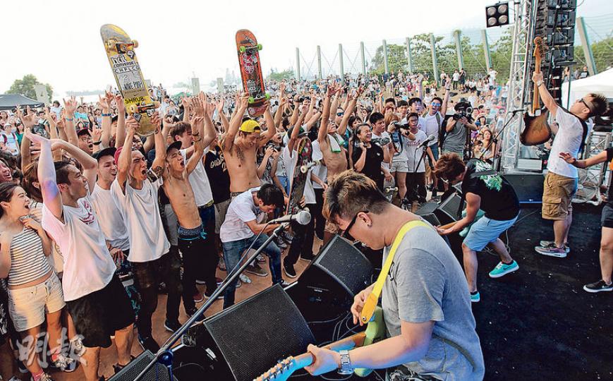西九文化區「自由約」活動昨開鑼,設多場音樂表演及運動演出。天氣炎熱未影響遊客興致,大會指昨有近萬人入場。(李澤彤攝)「自由約」活動中的滑板比賽,有多個來自大中華區的滑板好手同場較勁,是昨日較多人觀看的項目之一,現場氣氛高漲。(李澤彤攝)售賣牛仔布袋的手作攤位檔主Candy(左)說,昨收入僅一千多元,她希望大會可增20至40攤位,提升吸引力。右為另一負責人Joy。(沈燕媚攝)「自由約」是由西九管理局新任行政總裁栢志高帶領的首項大型活動,他昨日到現場視察,更自攜相機拍照。(李澤彤攝) 西九文化區「自由約」活動昨開鑼,設多場音樂表演及運動演出。天氣炎熱未影響遊客興致,大會指昨有近萬人入場。(李澤彤攝)「自由約」活動中的滑板比賽,有多個來自大中華區的滑板好手同場較勁,是昨日較多人觀看的項目之一,現場氣氛高漲。(李澤彤攝)售賣牛仔布袋的手作攤位檔主Candy(左)說,昨收入僅一千多元,她希望大會可增20至40攤位,提升吸引力。右為另一負責人Joy。(沈燕媚攝)「自由約」是由西九管理局新任行政總裁栢志高帶領的首項大型活動,他昨日到現場視察,更自攜相機拍照。(李澤彤攝)
