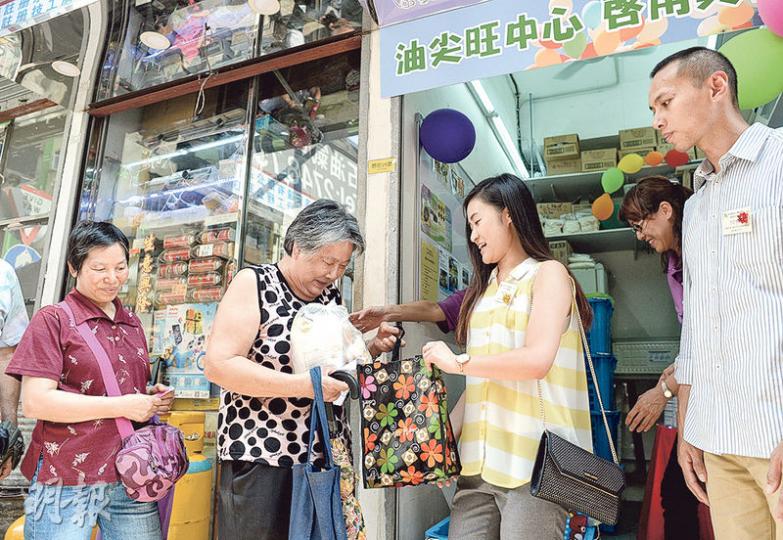 民社服務中心「糧友行動」喺油麻地開設油尖旺中心,望有更多店東捐出食物幫助有需要嘅人。中心開幕即向街坊派麵包。(鍾林枝攝) 民社服務中心「糧友行動」喺油麻地開設油尖旺中心,望有更多店東捐出食物幫助有需要嘅人。中心開幕即向街坊派麵包。(鍾林枝攝)