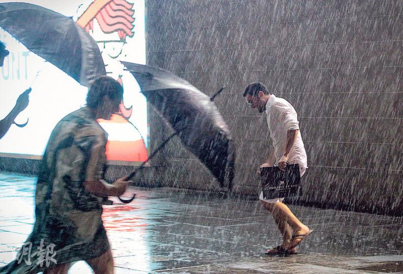 天文台昨晚發出黃色暴雨警告,廣泛地區落大雨,其中在尖沙嘴海運大廈對開,沒帶雨具的男途人渾身濕透,甚為狼狽。(李澤彤攝)(李澤彤攝) 天文台昨晚發出黃色暴雨警告,廣泛地區落大雨,其中在尖沙嘴海運大廈對開,沒帶雨具的男途人渾身濕透,甚為狼狽。(李澤彤攝)(李澤彤攝)