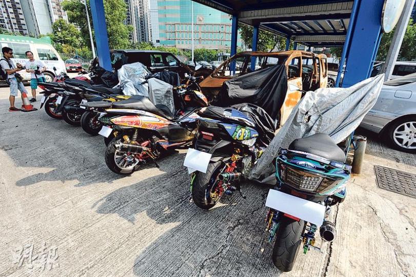 遭扣留的懷疑非法改裝電單車,其中3輛全車「大改」(左起),裝有不同功能的組件。(衛永康攝)鰂魚涌柏架山道設有分時段限制車輛行駛,路口亦豎立指示牌。(衛永康攝) 遭扣留的懷疑非法改裝電單車,其中3輛全車「大改」(左起),裝有不同功能的組件。(衛永康攝)鰂魚涌柏架山道設有分時段限制車輛行駛,路口亦豎立指示牌。(衛永康攝)