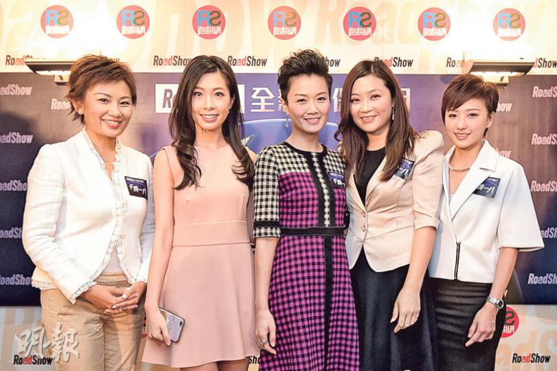 星級前新聞女主播一起參與環保節目《千鈞一八》拍攝工作。繆美詩(左起)、黃紫盈、方健儀、洪綺敏及林燕玲同合照。(攝影﹕鍾偉茵) 星級前新聞女主播一起參與環保節目《千鈞一八》拍攝工作。繆美詩(左起)、黃紫盈、方健儀、洪綺敏及林燕玲同合照。(攝影﹕鍾偉茵)