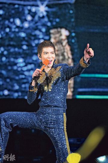 蕭敬騰在台上傾力演出,一連兩場紅館演唱圓滿結束。(攝影/記者﹕林祖傑)蕭敬騰幫男粉絲求婚成功,不過準新娘卻攬着他不肯放,場面搞笑。(攝影/記者﹕林祖傑)蕭敬騰走到觀眾席,粉絲即衝上前握手。(攝影/記者﹕林祖傑) 蕭敬騰在台上傾力演出,一連兩場紅館演唱圓滿結束。(攝影/記者﹕林祖傑)蕭敬騰幫男粉絲求婚成功,不過準新娘卻攬着他不肯放,場面搞笑。(攝影/記者﹕林祖傑)蕭敬騰走到觀眾席,粉絲即衝上前握手。(攝影/記者﹕林祖傑)