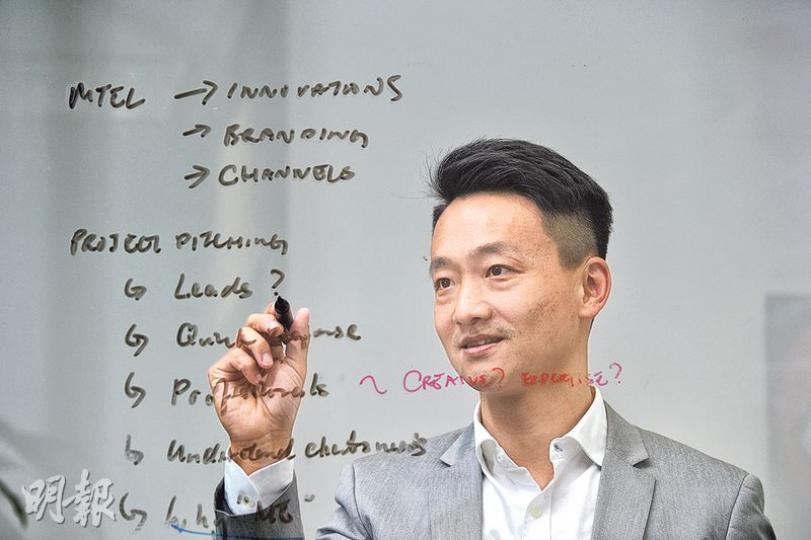 Mtel行政總裁黃明威展示他創業的3個支柱——創意、品牌、渠道。這3個元素,在他自家製作的手機App中可見一斑。(鄧宗弘攝) Mtel行政總裁黃明威展示他創業的3個支柱——創意、品牌、渠道。這3個元素,在他自家製作的手機App中可見一斑。(鄧宗弘攝)