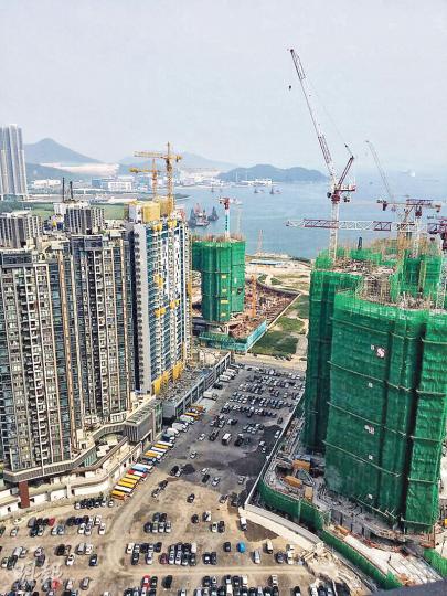 港鐵將軍澳站對出一塊空地,現被用作臨時停車場,不過,上述用地僅以短租方式出租,未來政府擬把該地打造成「中央大道」,意味區內未來車位租盤供應將大幅減少。(明報記者攝) 港鐵將軍澳站對出一塊空地,現被用作臨時停車場,不過,上述用地僅以短租方式出租,未來政府擬把該地打造成「中央大道」,意味區內未來車位租盤供應將大幅減少。(明報記者攝)