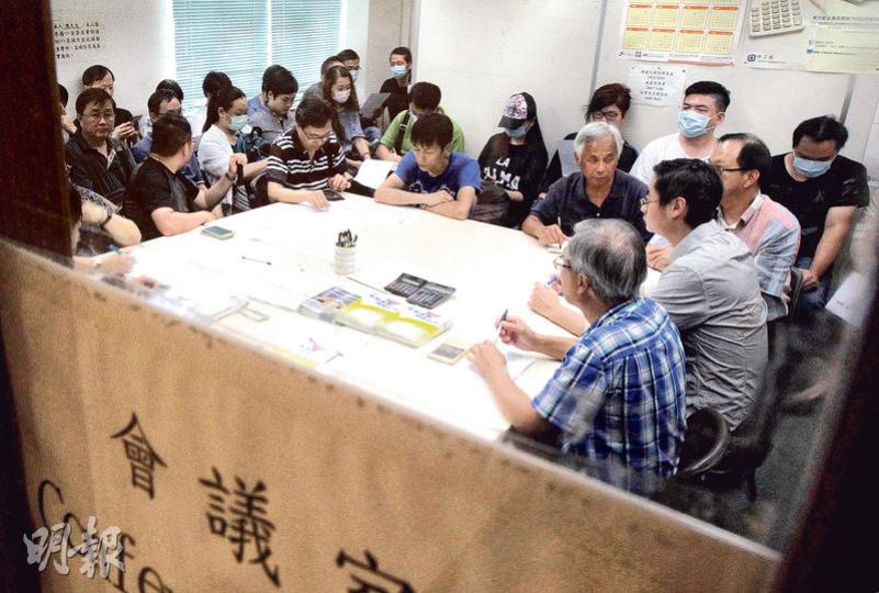 約20名DSC員工昨日出席勞工處的調解會議，惟資方未有派代表出席。（李澤彤攝）DSC創辦人許明順自上周四起被警方通緝，許氏夫婦昨午由澳門返港時被捕，兩人被押返警察總部調查，圖中頭戴黑帽掩面者為許太。（伍浦鋒攝）DSC德爾斯創辦人許明順及其妻昨被警方拘捕，許明順被帶入警察總部時戴帽、眼罩及口罩，完全遮住容貌。（鄧宗弘攝）