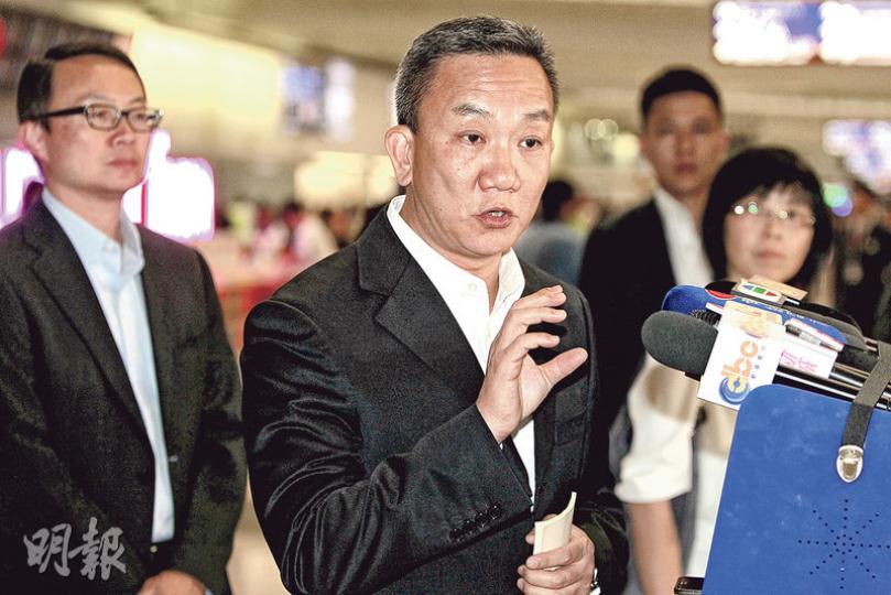 警方高度重視連串電話騙案，刑事及保安處長羅夢熊親到北京與公安部商討，昨晚返港後在機場公布與公安訂立協議，共同打擊電話騙案。（林俊源攝）