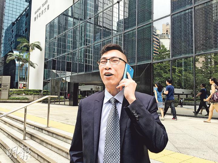住客被告李國光(圖)涉要求接手管理興東邨的佳富,跟從上手管理公司做法,向他提供租金及裝修費。佳富為免麻煩,向他支付數萬元。(劉卓瑩攝)佳富董事黃穎濤(圖)稱李國光索價6萬元租金及裝修費,感覺被李勒索,但他承認擔心李不斷投訴,影響房委會決定是否與公司續約。(劉卓瑩攝) 住客被告李國光(圖)涉要求接手管理興東邨的佳富,跟從上手管理公司做法,向他提供租金及裝修費。佳富為免麻煩,向他支付數萬元。(劉卓瑩攝)佳富董事黃穎濤(圖)稱李國光索價6萬元租金及裝修費,感覺被李勒索,但他承認擔心李不斷投訴,影響房委會決定是否與公司續約。(劉卓瑩攝)
