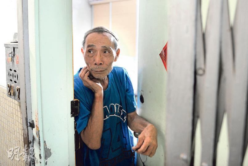 早前因執錢判緩刑的鍾先生稱因想免費換新手機,故「執夠就走」,並指自己過往亦曾嘗牢獄之苦及生意失敗等,「面皮厚過大象」,故對世事已沒太大感覺。(賴俊傑攝) 早前因執錢判緩刑的鍾先生稱因想免費換新手機,故「執夠就走」,並指自己過往亦曾嘗牢獄之苦及生意失敗等,「面皮厚過大象」,故對世事已沒太大感覺。(賴俊傑攝)