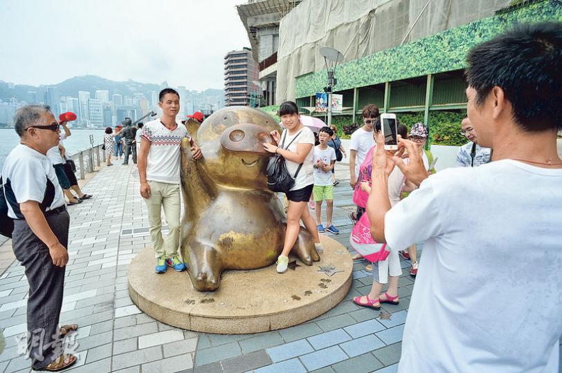 新世界建議關閉星光大道3年，至2018年重開，地標之一「麥兜」等銅像亦需「搬家」，新世界指與政府商討後，初步計劃屆時將銅像搬往尖沙嘴海濱平台花園展出。（蘇智鑫攝）